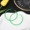 Groene snoepkleur metalen hoop oorbellen, stijlvol ontwerp, perfect accessoire detail. - Fluorescerend Groen