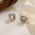 Zilveren geometrische ineengestrengelde knoop oorknopjes, elegant minimalistisch design. - 3D Kruis Geknoopte Stijl (A-013) / Witgoud
