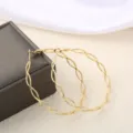 Chique gouden creolen met golvend kruisontwerp, klassieke veelzijdige metalen zomerjeweel. - Stijl 006 / 65mm / Goud