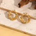 Detailopname van trendy gouden creolen oorringen met uniek gestructureerd kralendesign. - Stijl A011 / Goud