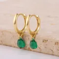 Vergulde creoolse oorbellen met elegante groene druppelvormige edelsteen hangers. - Stijl-004