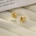 Pendientes de botón geométricos de nudo en oro, 1cm delicada joya minimalista para mujeres. - 1.0cm / Pendientes de espiral estilo U - Dorado