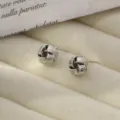 Pendientes de tuerca con nudo de metal plateado, diseño geométrico minimalista, joyas. - Pendientes de espiral estilo U - Oro blanco
