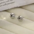 Pendientes de botón de metal plateado con nudo geométrico, joya minimalista para mujeres. - Pendientes de espiral estilo V - Oro blanco