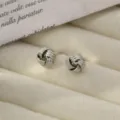 Pendientes de tuerca con nudo geométrico plateado para mujer, joyería elegante diaria. - Pendientes de espiral estilo T - Oro blanco