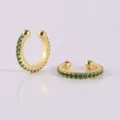 Goudkleurige oor cuffs met heldere groene zirkonia stenen voor een stijlvolle look. - Model-010