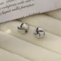 Pendientes de botón de espiral de metal plateado, joyas elegantes minimalistas para mujer. - Pendientes de espiral estilo W - Oro blanco