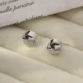 Pendientes de botón geométricos en espiral de metal, elegantes, compactos y chapados en oro. - Pendientes de espiral estilo P - Oro blanco