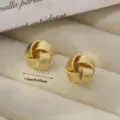 Pendientes de botón geométricos dorados con nudo para mujer, joyería de metal compacta y elegante. - 1.2cm / Pendientes de espiral estilo P - Dorado