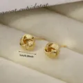 Pendientes de botón con nudo dorado, joyas geométricas elegantes para mujeres, accesorios ligeros. - 1.0cm / Pendientes de espiral estilo R - Dorado