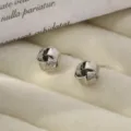 Pendientes de botón nudo geométrico plateado minimalista texturizado para mujer - Pendientes de espiral estilo R - Oro blanco
