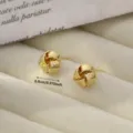 Pendientes de tuerca geométricos de nudo chapados en oro, diseño minimalista elegante y chic. - 0.8cm / Pendientes de espiral estilo S - Dorado