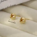 Pendientes de tuerca de nudo de metal geométrico color dorado, diseño compacto y elegante. - 0.8cm / Pendientes de espiral estilo T - Dorado