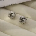 Pendientes de botón con nudo de espiral plateado, diseño geométrico elegante, compacto. - Pendientes en espiral estilo Z color oro blanco