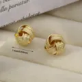 Pendientes de botón nudo geométrico tejido dorado 1.4cm Joya elegante chic para mujeres - 1.4cm / Pendientes en espiral estilo Z color dorado