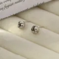 Chic pendientes de botón con nudo espiral de metal, diseño geométrico elegante, oro 14K. - Pendientes en espiral estilo A - Oro blanco