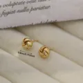 Pendientes de botón de nudo de oro para mujer, joyería geométrica minimalista de oro 14K. - 0.8cm / Pendientes en espiral estilo B - Oro