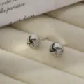 Pendientes de tuerca geometricos de espiral de metal, acabado oro blanco 14K compacto, joya elegante. - Pendientes en espiral estilo C - Oro blanco
