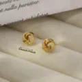Pendientes de botón geométricos en espiral dorados compactos oro 14K variante elegante - 0.8cm / Pendientes en espiral estilo D - Oro