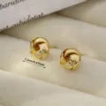 Pendientes de tuerca de nudo de metal dorado, diseño geométrico elegante, tamaño compacto. - 1.2cm / Pendientes en espiral estilo G - Oro