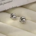 Pendientes de boton con nudo en espiral metalico plateado, elegante diseno geometrico. - Pendientes en espiral estilo G - Oro blanco