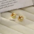 Aretes de botón geométricos con nudo trenzado chapados en oro 14K, joyería elegante para mujeres. - 1.0cm / Pendientes en espiral estilo J - Oro