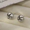 Pendientes de botón nudo trenzado plateado, joyas geométricas de metal elegante para mujer chic. - Pendientes en espiral estilo F - Oro blanco