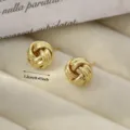 Pendientes de botón geométricos de espiral de metal dorados elegantes compactos 1.2cm - 1.2cm / Pendientes en espiral estilo H - Oro