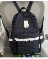 Detailansicht des schwarzen Pünktchen-Rucksacks mit Hasen-Aufnäher und süßem weißem Spitzenbesatz. - Einzelne Tasche / L / Schwarz