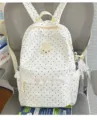 Detailansicht weißer Rucksack mit Punkten, süßem Hasenaufnäher und filigranen Spitzenvolants. - Mit Anhänger / L / Weiß