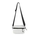 Casual witte schoudertas met zwarte bandjes en rits voor dagelijks gebruik en reizen. - Wit