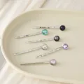 Detailansicht eleganter Metallhaarnadeln verziert mit bunten glitzernden Kristall-Strasssteinen. - 6er-Farbset