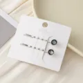 Silberne Metall Haarnadeln mit dunklen Kristall runden Enden auf Karte, Haarschmuck Detail - Grau