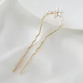 Exquisita horquilla dorada en forma de U con perlas, detalle floral elegante para peinados. - Flor de Perlas