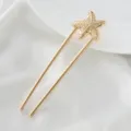 Detalle horquilla pelo estrella de mar dorada, elegante horquilla metal U primer plano blanco. - Colgantes de estrella de mar texturizada