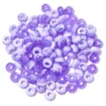 Gros plan détaillé de perles tonneau en acrylique marbré violet et blanc pour bijoux DIY - Violet Bicolore
