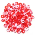 Gros plan détaillé de perles barils en acrylique rouge et blanc, idéal pour bijoux et chaînes. - Bicolore Rouge