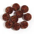 Vue détaillée de perles rondes floquées à motif léopard d'automne de 16mm pour bricolage. - Style Flocage Léopard / Diamètre Extérieur 16mm / Café Foncé
