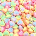 Primer plano detallado de cuentas acrílicas coloridas en forma de corazón, ideales para joyas. - 10 Piezas/Paquete (Aprox. 18x15mm) / Corazón Mezcla Aleatoria
