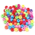 Gros plan de perles acryliques colorées, idéales pour la fabrication de bijoux et loisirs créatifs. - Couleurs sombres mélangées de façon aléatoire (petite taille)