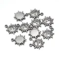 Vue détaillée de pendentifs visage de soleil en métal pour la fabrication de bijoux DIY. - Style Soleil DIY (18x14mm) / Lot de 10