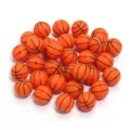 Vue rapprochée des détails de perles de basket orange, idéal pour les bijoux DIY. - Forme Basketball (T9625) / 5 Pcs/Paquet / Ballon de basket