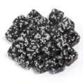 Gros plan perles cubiques strass argile noire, idéal création bijoux DIY et accessoires. - 5 Pièces/Paquet / Noir et Blanc