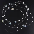 Vue détaillée de la chaîne de perles de ligne de pêche transparente avec perles et cristaux. - 1 Mètre / Cube 6 mm couleur AB + perle artificielle 3 mm