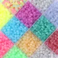 Assortiment de rocailles en verre multicolores dans une boîte de rangement pour bijoux DIY. - Ronde Couleurs Mixtes