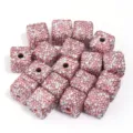 Gros plan de perles cube en argile strass rose, details d'accessoires cristal brillants. - Lot de 5 / Couleur AB blanc et rose