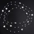 Vue détaillée de perles blanches et cœurs sur fil de pêche transparent pour vos loisirs. - 1 Mètre / Cœur 8 mm + perle artificielle