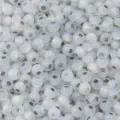 Gros plan detaille de perles en verre blanc, ideal pour les bijoux artisanaux DIY. - Rond Gris
