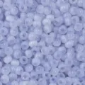 Gros plan détaillé de perles de rocailles en verre bleu clair, texture lisse, idéal pour bijoux DIY. - Violet Rond