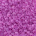 Gros plan détaillé de perles rocailles en verre violet, parfaites pour les bijoux DIY. - Ronde Violette